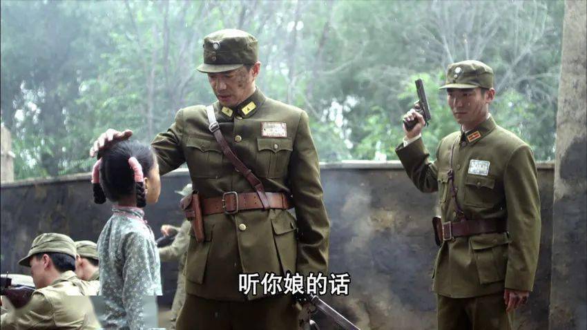 (段奕宏在新天地剧场热播剧《往事云烟》中)