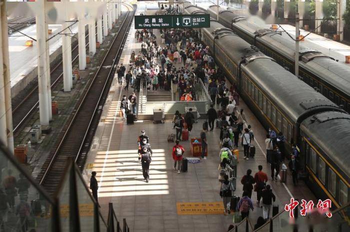 资料图:民众乘坐铁路出行.图片来源:视觉中国