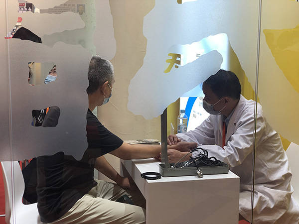 萌系|蓝色联名款汽水,萌系IP包装午餐肉……老字号可以很年轻