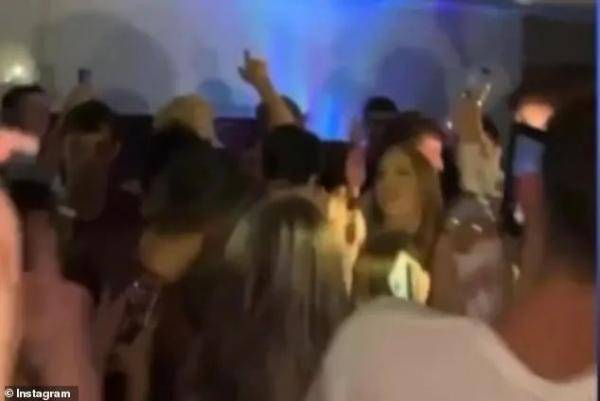 开新|英国大学生们想出新玩法！开新冠派对：不确诊不让进