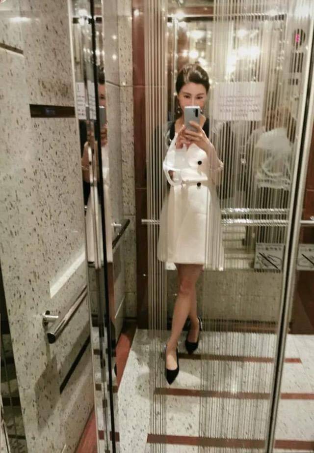 豪门|50岁李嘉欣晒素颜自拍，皮肤白皙细腻如少女，豪门阔太范儿十足