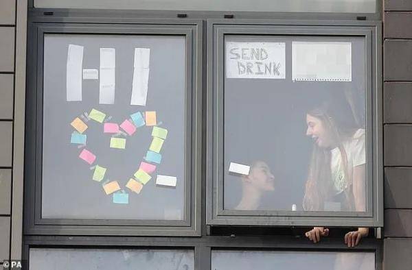 开新|英国大学生们想出新玩法！开新冠派对：不确诊不让进