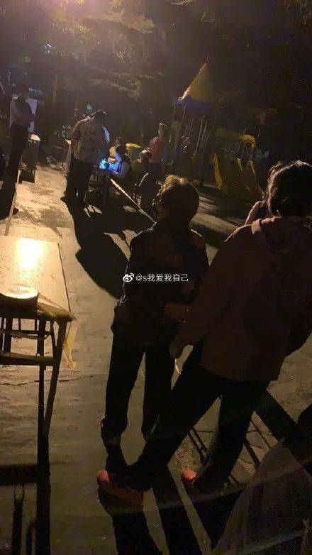 青岛市民连夜排队接受采样,张文宏发声