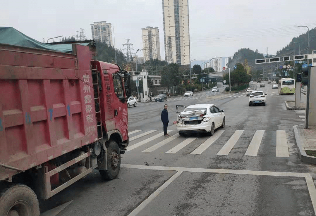 道真县篁竹郡附近发生一起车祸,两车不同程度受损!