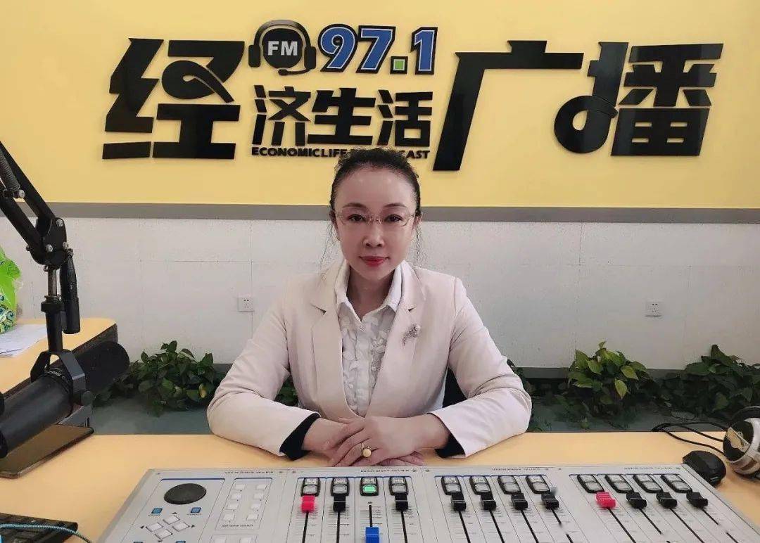 盘锦|衣妲赢智尚服装定制中心走进《营商盘锦》直播间