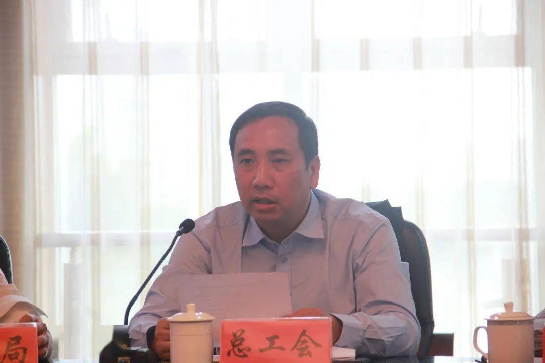 会上,县总工会常务副主席曾向荣组织学习中共于都县委办公室,于都县