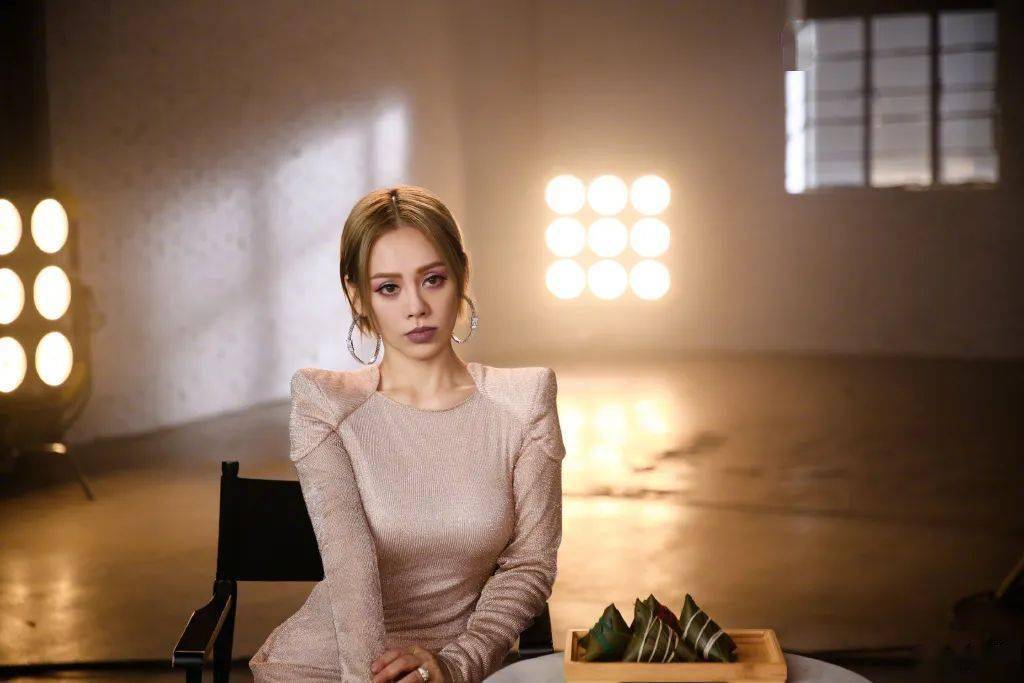 世间|在世间乘风破浪的她,这次又有了个新身份