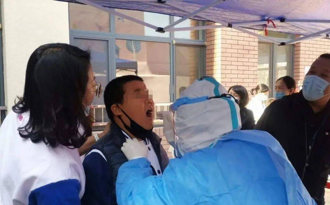 检测|70分钟60个娃！这个核酸检测“慢动作”背后的故事，很暖心…