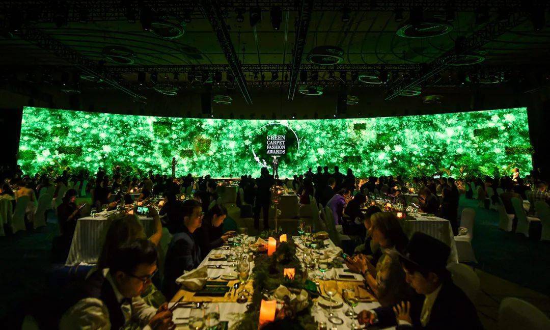 时尚|2020绿毯时尚颁奖礼上海举行,强森社交平台粉丝破2亿|直男Daily