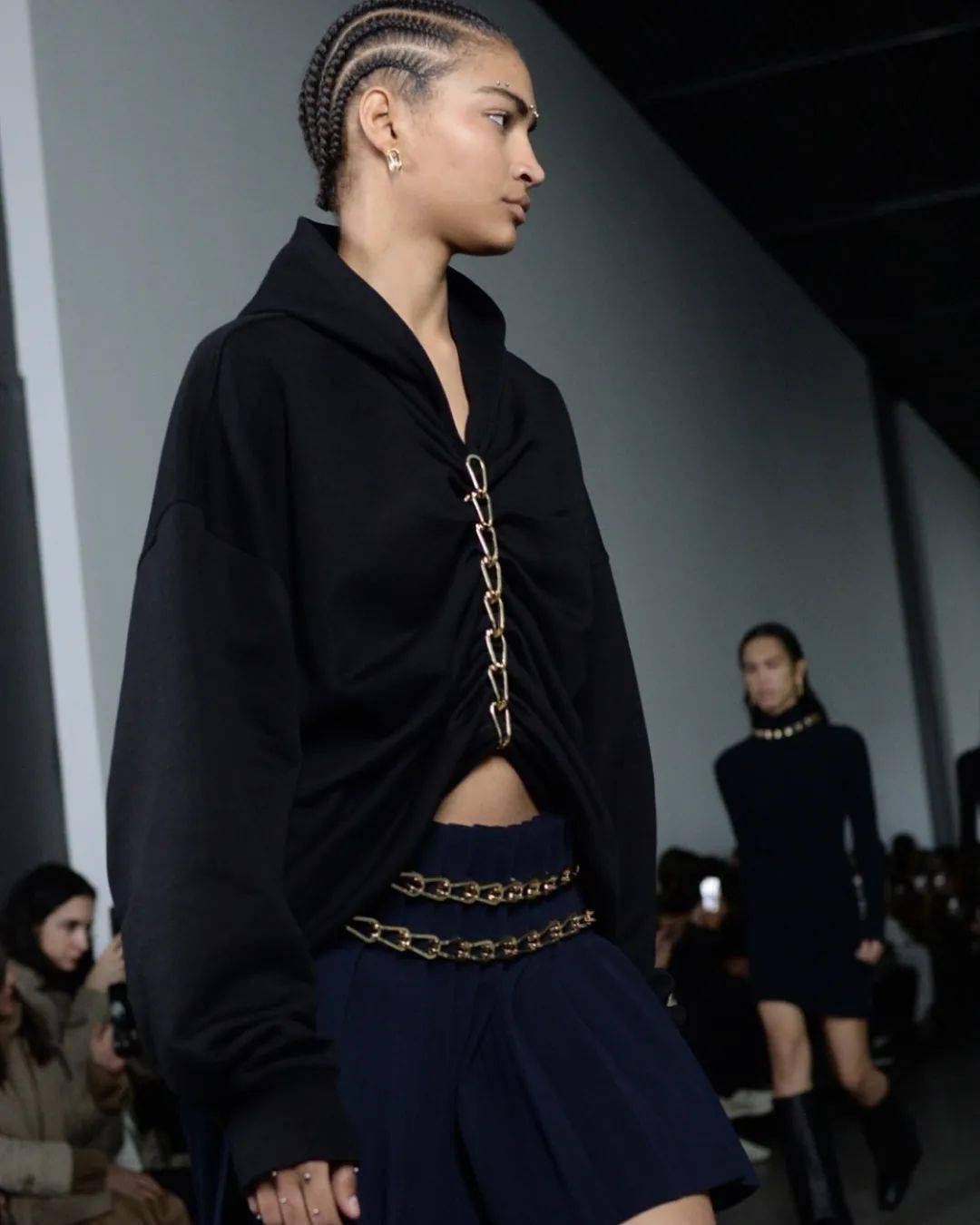 链条|易烊千玺被绑凳子上?时尚圈的链子有点厉害!