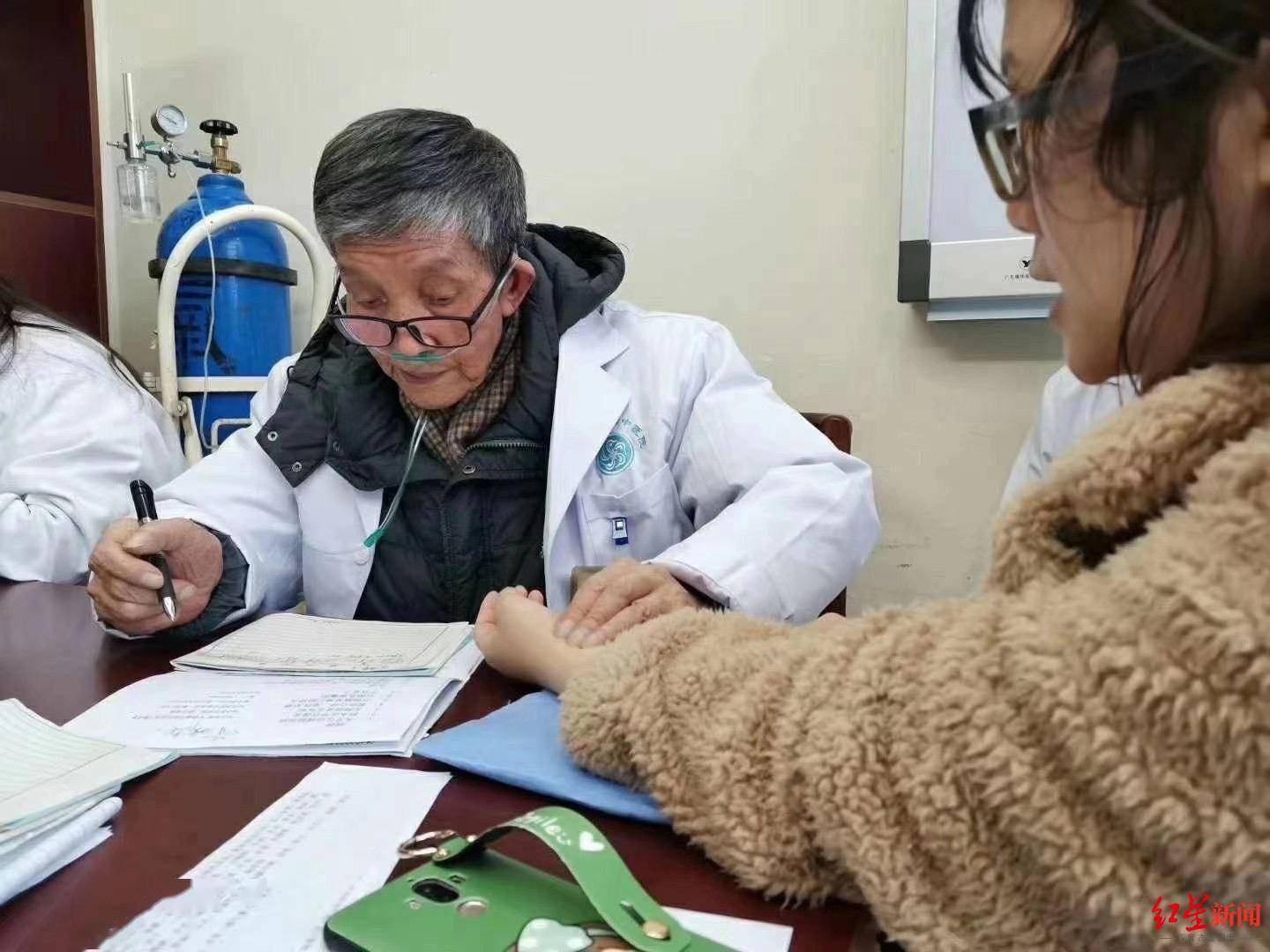 恒达官网中医名家钟以泽去世 晚年坐着轮椅、吸着氧气上门诊 (图2) 恒达官网中医名家钟以泽去世 晚年坐着轮椅、吸着氧气上门诊 (图2)