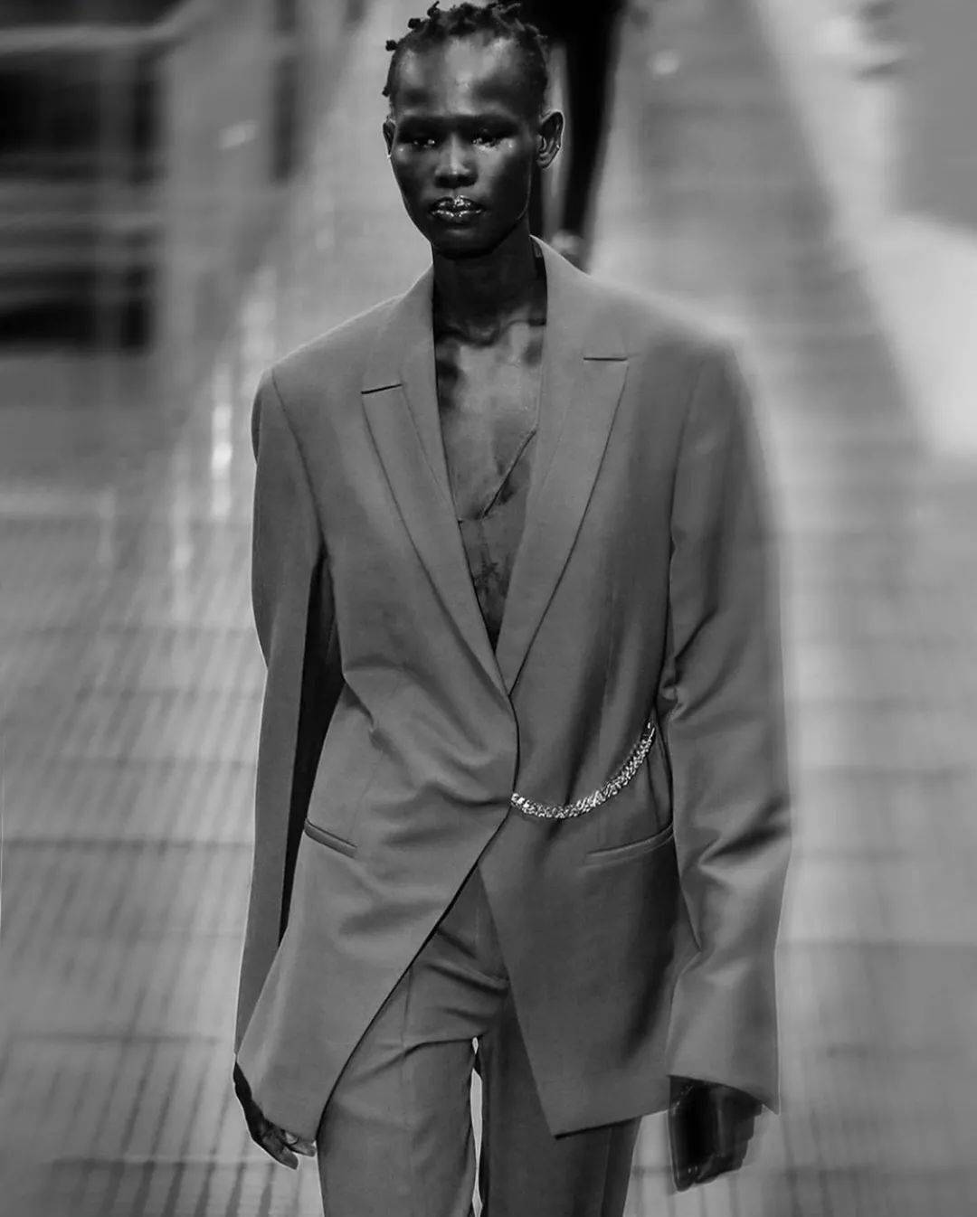 链条|易烊千玺被绑凳子上?时尚圈的链子有点厉害!