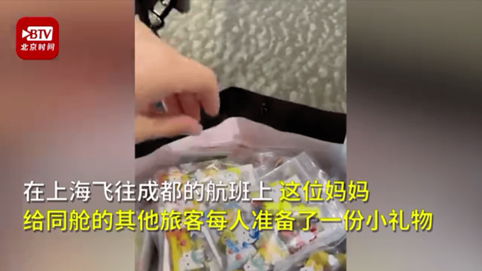 举动|一个举动征服网友！上海一对年轻夫妇带娃坐飞机