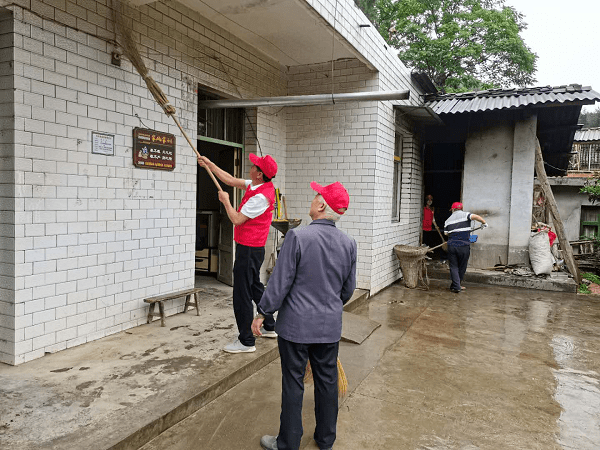 汉源街道办金家坪村党员干部入户打扫卫生