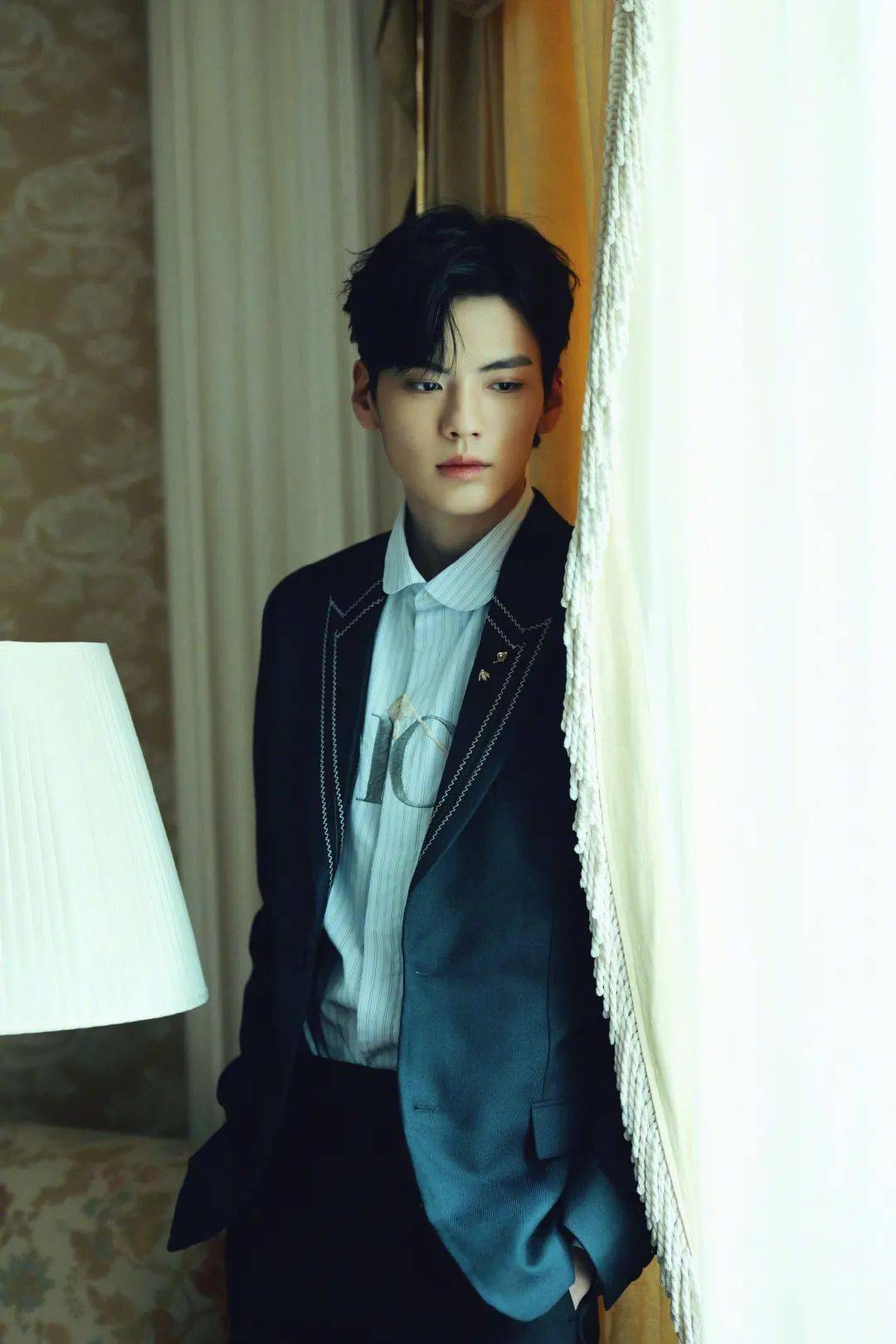 钟楚曦|快讯 | Angelababy封面、华晨宇活动、钟楚曦活动、杨超越大片