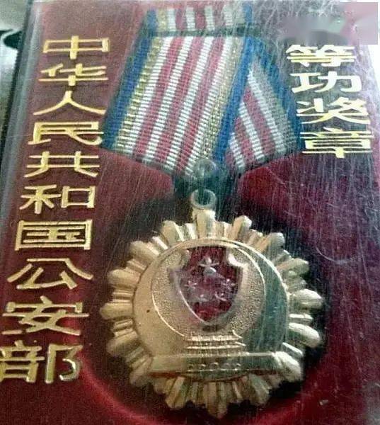 我不是警察败类这个吸毒20年的卧底警察该不该被原谅