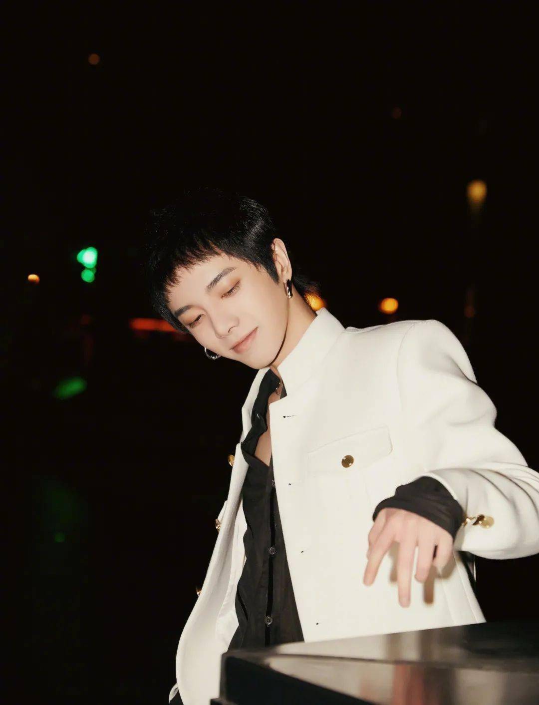 钟楚曦|快讯 | Angelababy封面、华晨宇活动、钟楚曦活动、杨超越大片