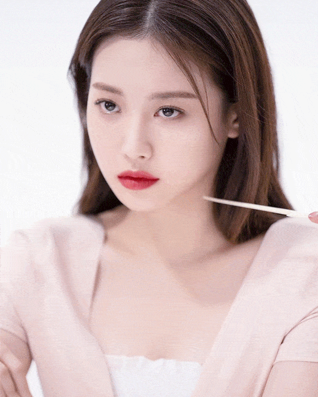 灰色交易|南韩女爱豆“灰色交易”被深扒！18岁出道通吃半个娱乐圈，千亿富豪5次求婚不下嫁：这女的好会玩！