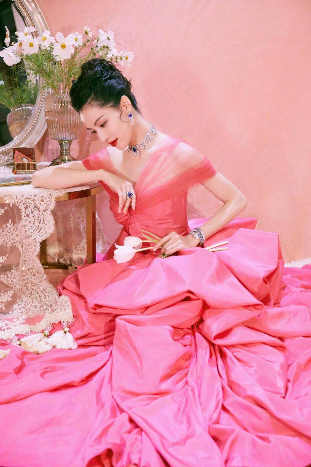 钟楚曦|快讯 | Angelababy封面、华晨宇活动、钟楚曦活动、杨超越大片