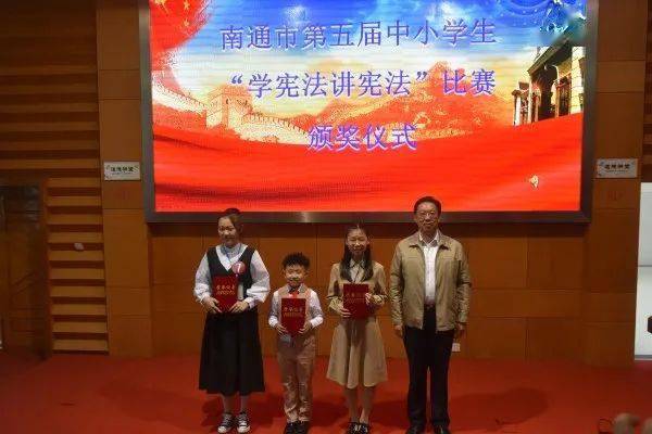 经过激烈角逐,海门区育才小学的徐梁爽,南通市小海中学的金启浩,通州