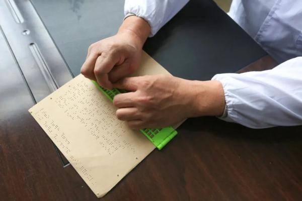 毕节|励志！毕节盲人夫妻创办学校，让350多名盲人有了一技之长