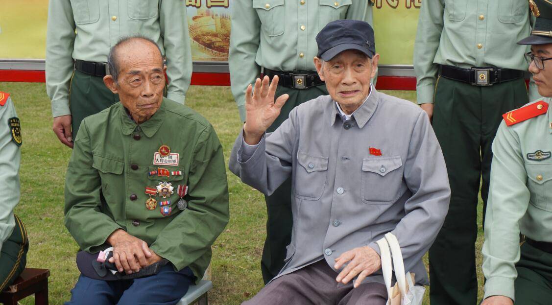 1952年9月赴朝参战,任中国人民志愿军23军69师207团通讯连卫勤战士,曾