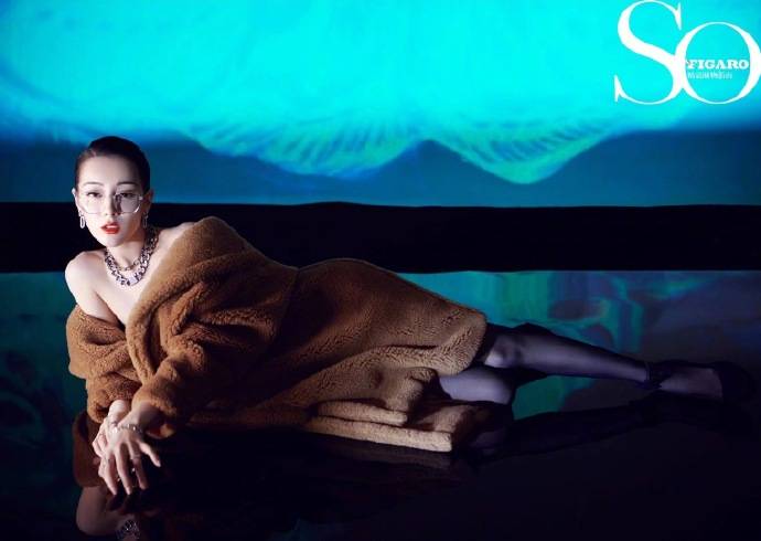 上线|斑驳光影交错 明艳动人的迪丽热巴上线