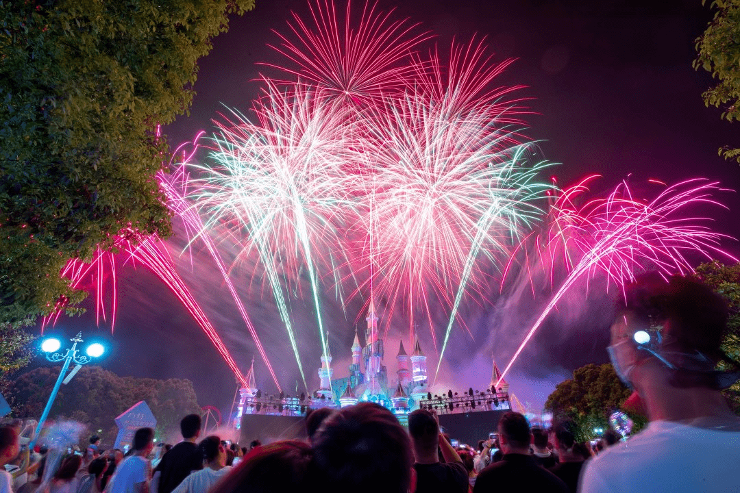 烟花冲上夜空火树银花,流光溢彩赶紧带ta去看一场浪漫焰火秀吧xxxl号