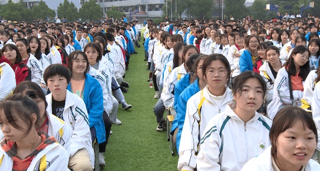 以爱育德用心育人新化三中尊重生命的每个阶段心灵报告会侧记