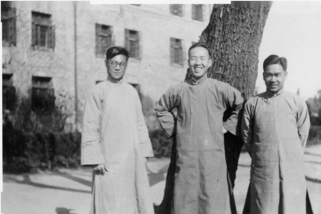 1933年,赵九章与同班同学傅承义(右,王竹溪(左)在清华园