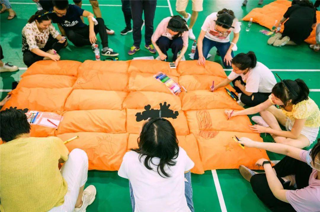 如何又燃又嗨来一次创意枕头大战团建让你的团队元气满满