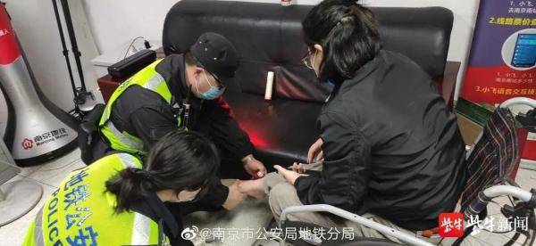 “咔吧”一声！小伙下楼梯时玩手机，摔了…