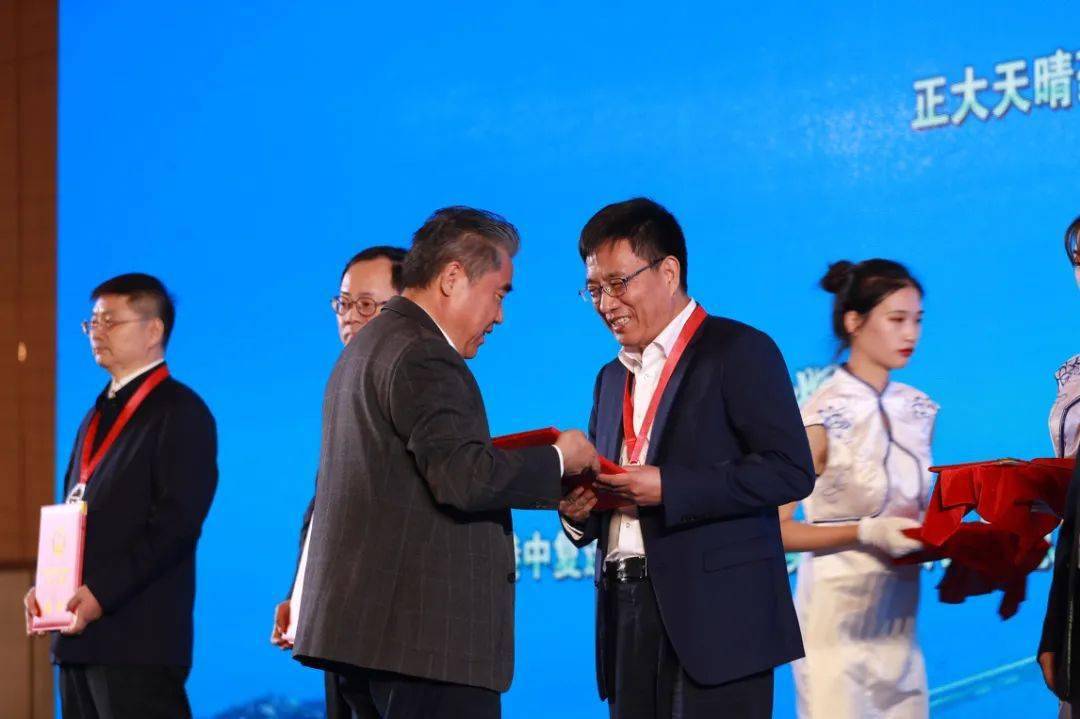 王善春总裁荣获"连云港市杰出人才奖"