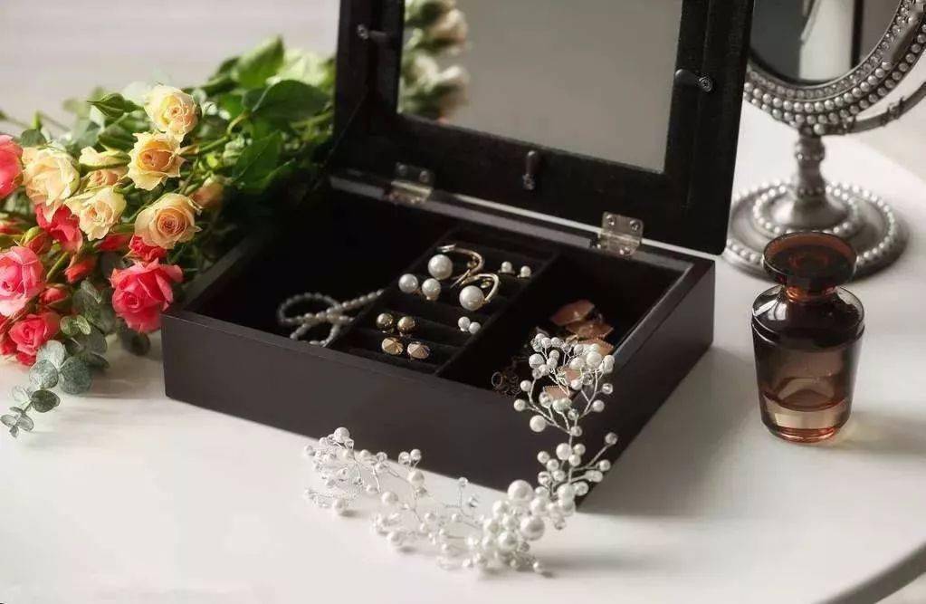 珠宝|有“毒”首饰盒别买！把珠宝都毁的不成样！4招教你买到最合适的首饰盒~