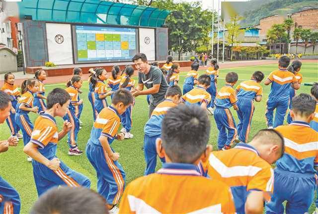 "郭大侠"与他的山洞小学