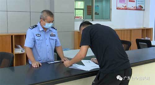 恒达官网驾校教练多次恶意别车还做出“挑逗”手势!称这是对女司机的“礼貌”(图5) 恒达官网驾校教练多次恶意别车还做出“挑逗”手势!称这是对女司机的“礼貌”(图5)
