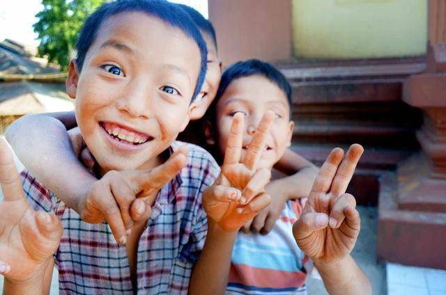 体格|同龄宝宝小区偶遇，体格悬殊惹人注目，宝妈笑称：S码撞上XL码