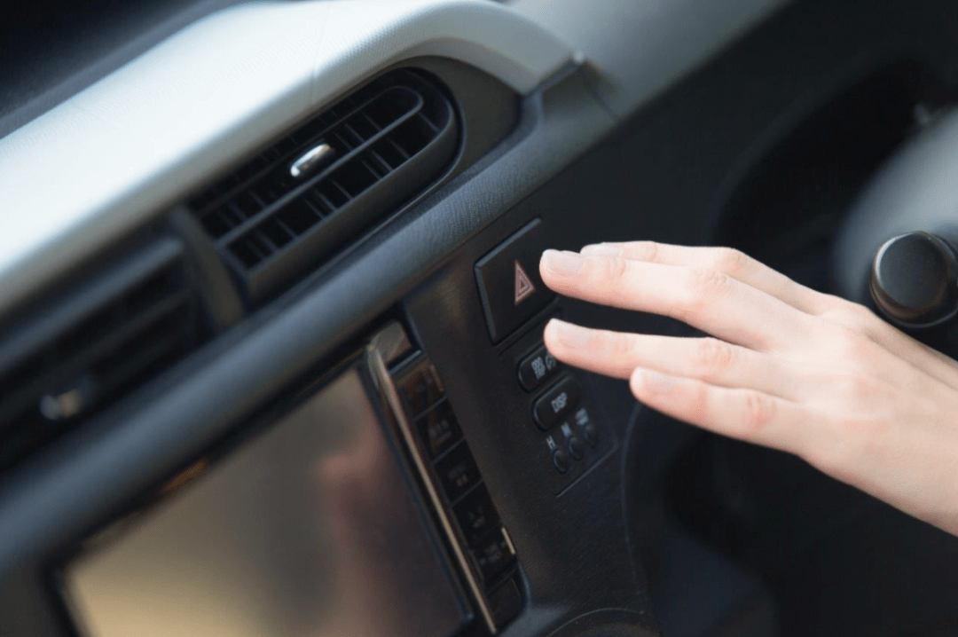 双闪灯如何关闭 c62b86e1050f4881a72104929d2dda8a.png