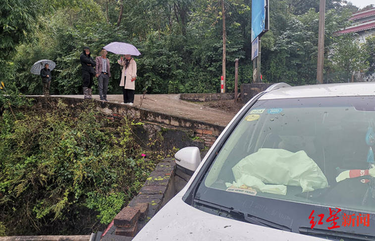 恒达官网离奇车祸!一轿车凌晨5点冲出公路开上居民房顶,幸无人伤亡(图3) 恒达官网离奇车祸!一轿车凌晨5点冲出公路开上居民房顶,幸无人伤亡(图3)
