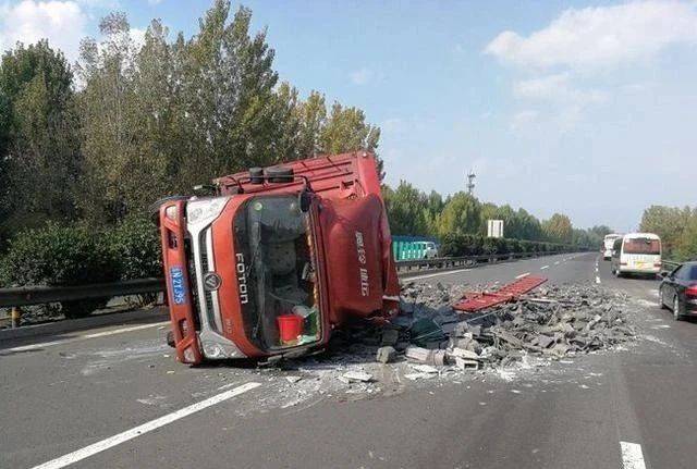 后发生侧翻,造成车辆及货物受损严重,驾驶员腿部受伤的道路交通事故