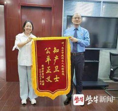 邹某|百万粉丝女网红直播带货售假货 销售额高达两千余万元