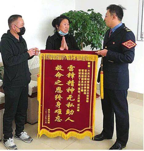 出站口|暖心！女子出站口突然倒地抽搐，有人拨打120，有人紧急施救