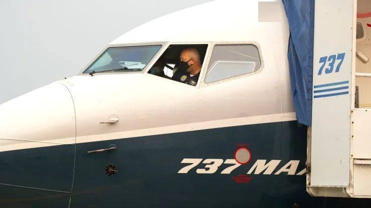 “穷”到要卖商用飞机总部，波音如何度过现金