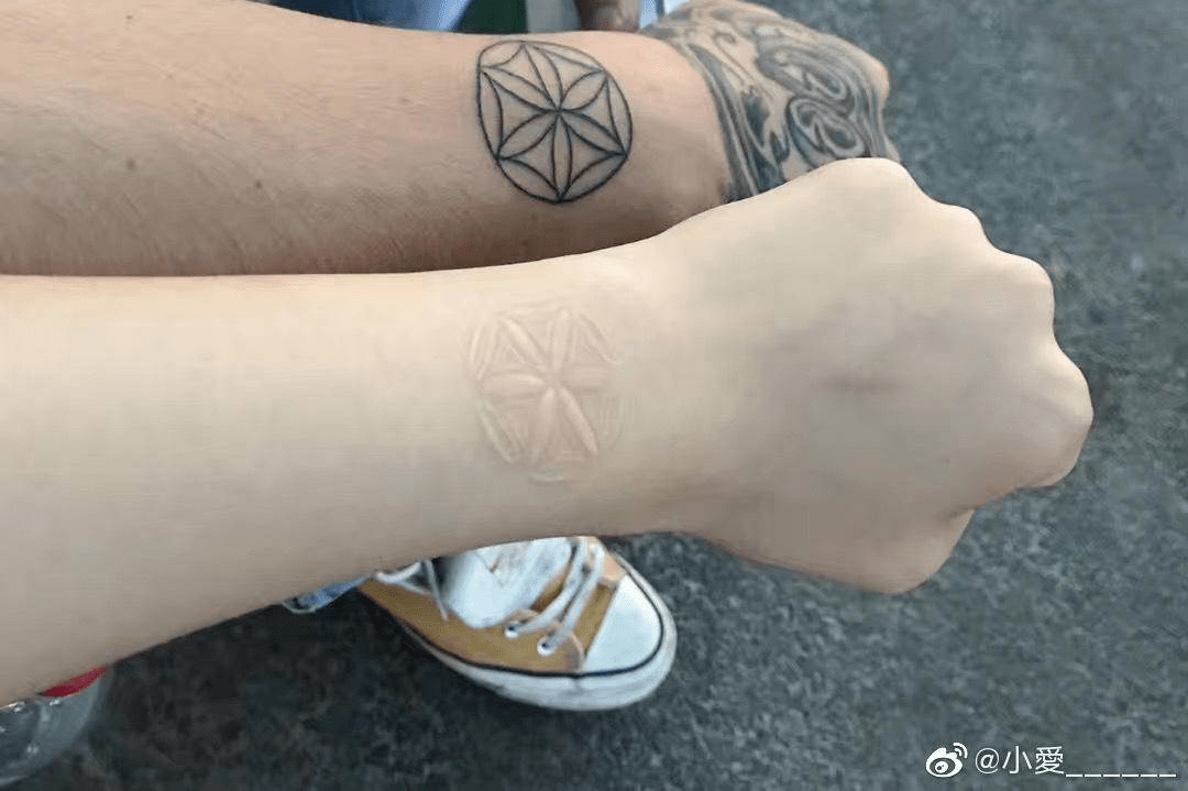 割皮纹身师小爱告诉我,女孩们用剥离皮肤的方式掩盖过去的伤痕