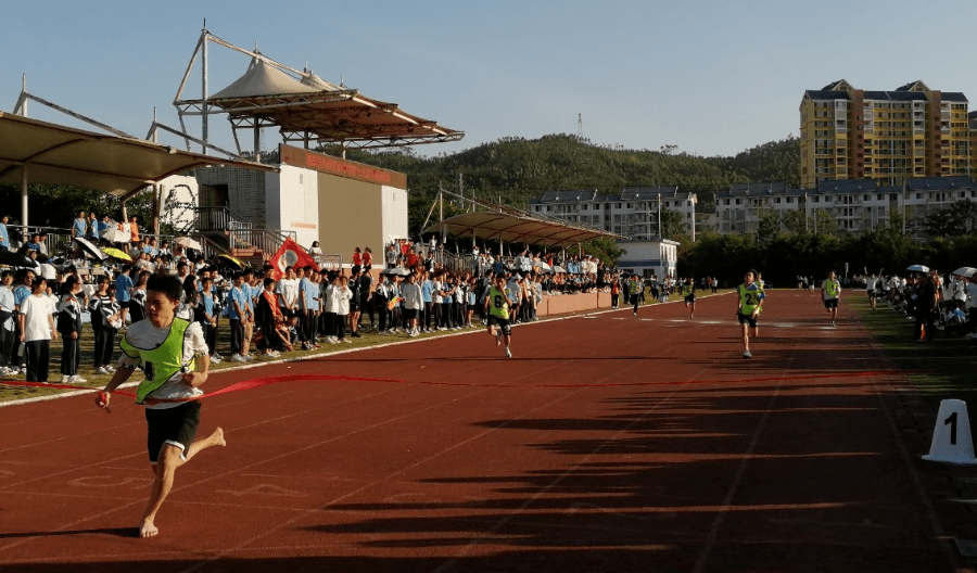 生命在于运动 青春在于拼搏---鹿寨县初级实验中学举办第十八届体育