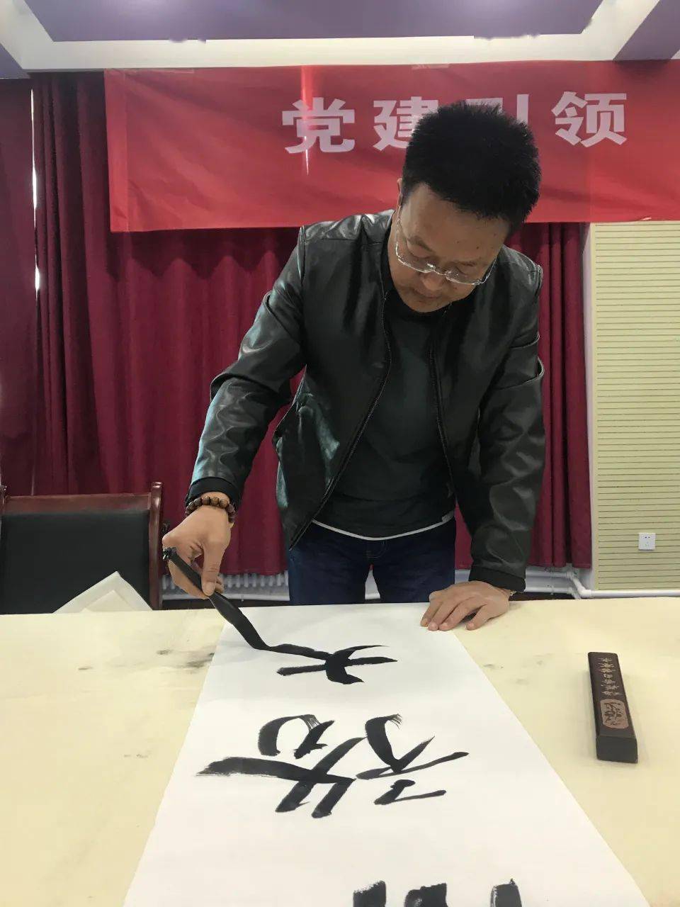 靖边县10名书法家走进南关社区,开展"党建引领,墨润万家"书法交流活动