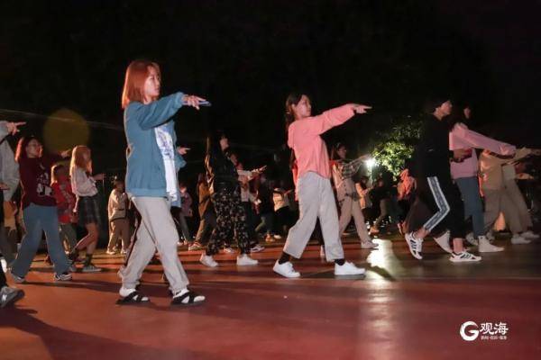 校园|青岛这所大学火了！这项大爷大妈的“专利”进了校园！