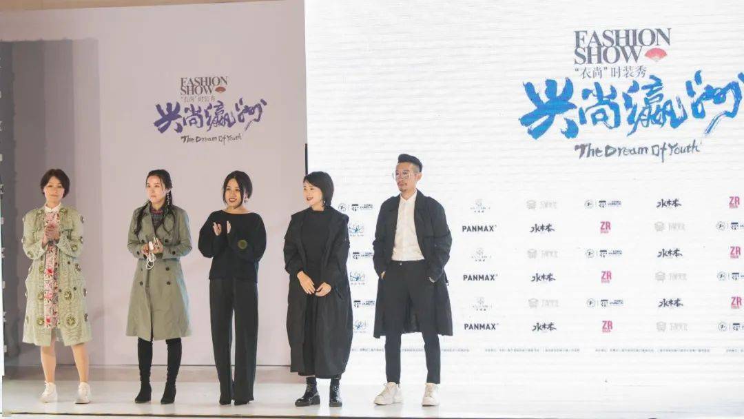 服装|这个崇明人，卖服装、开饭店、搞设计，都是“第一”