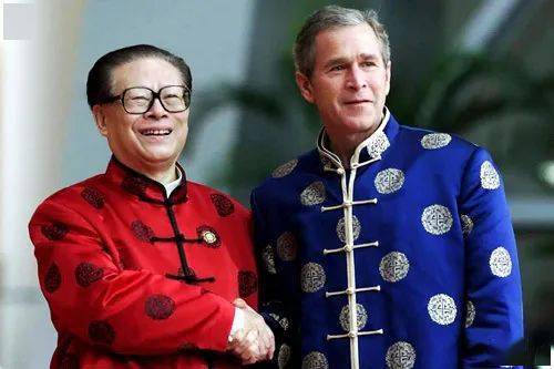 法国|法国人眼中的最美旗袍什么样？这配图也太「那个」了吧……