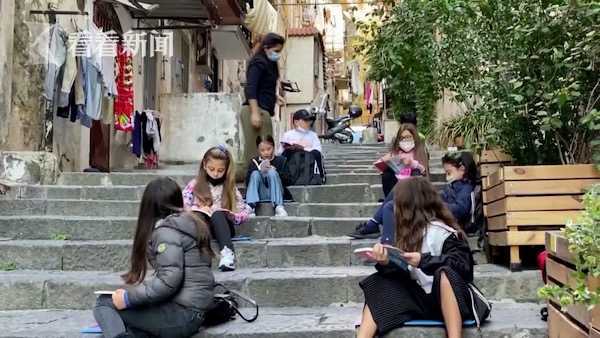台阶|晒被还能蹭课 意大利老师开启台阶阳台户外课堂